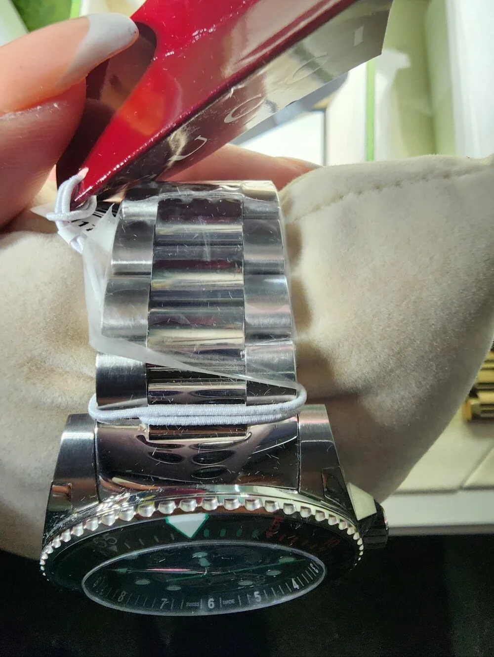 NEW AUTHENTIC Gucci Stainless Steel Dive Watch — Black Dial with Green Accents